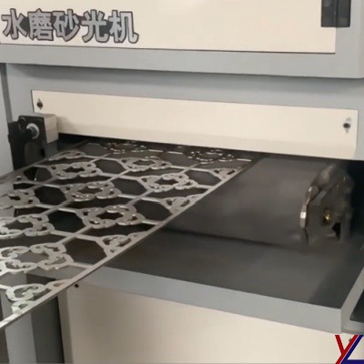 Автоматическая машина для шлифовки плоских поверхностей с использованием воды, конвейерной ленты и двойной шлифовальной ленты.