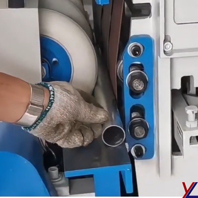 4. Автоматическая шлифовальная машина для круглых труб с абразивной лентой.